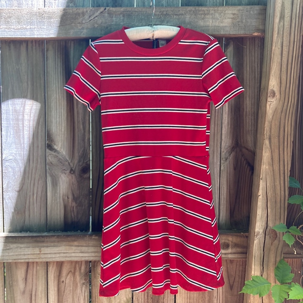 Divided red and black short sleeve dress